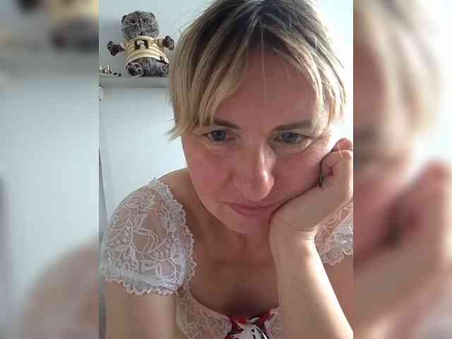 Lady_in_Red webcam