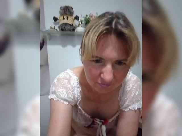 Lady_in_Red webcam