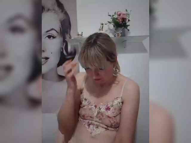 Lady_in_Red webcam