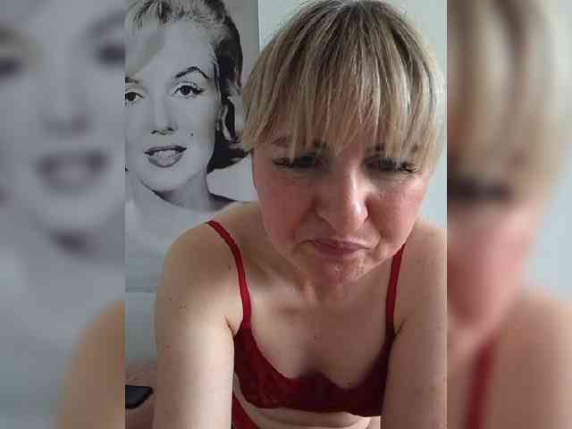 Lady_in_Red webcam