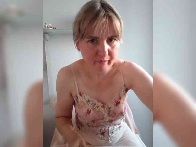 Lady_in_Red webcam