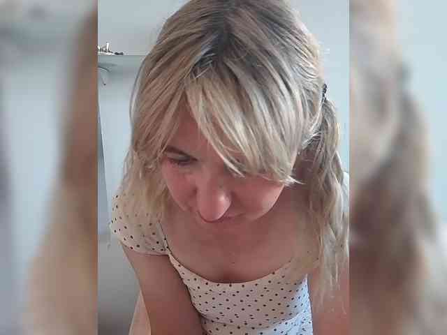 Lady_in_Red webcam