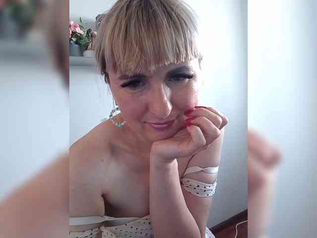 Lady_in_Red webcam