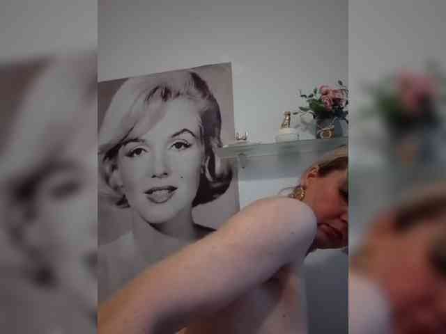 Lady_in_Red webcam