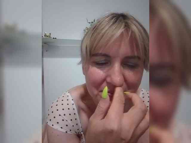 Lady_in_Red webcam