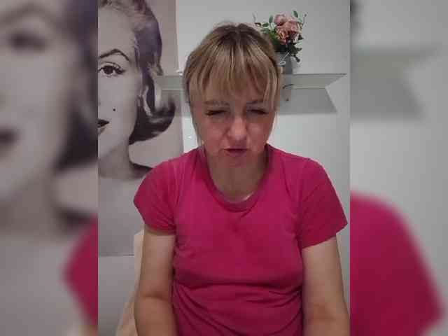 Lady_in_Red webcam