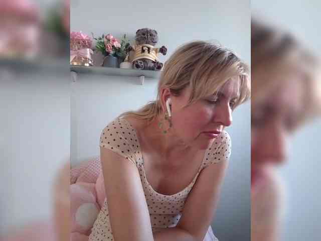 Lady_in_Red webcam