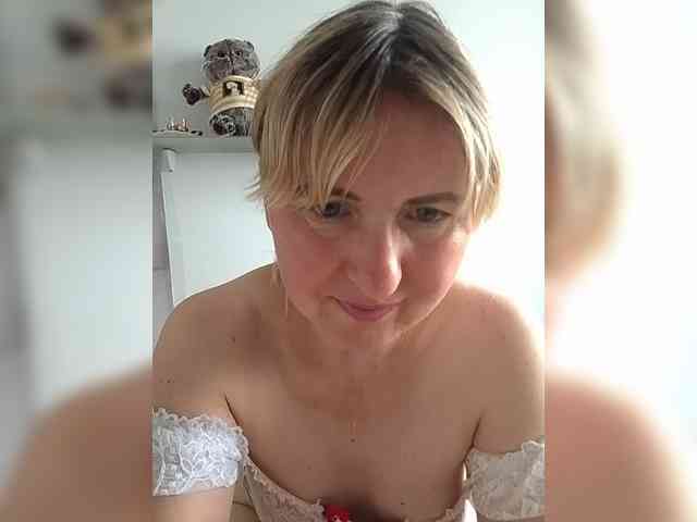 Lady_in_Red webcam