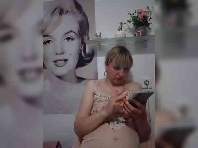 Lady_in_Red webcam