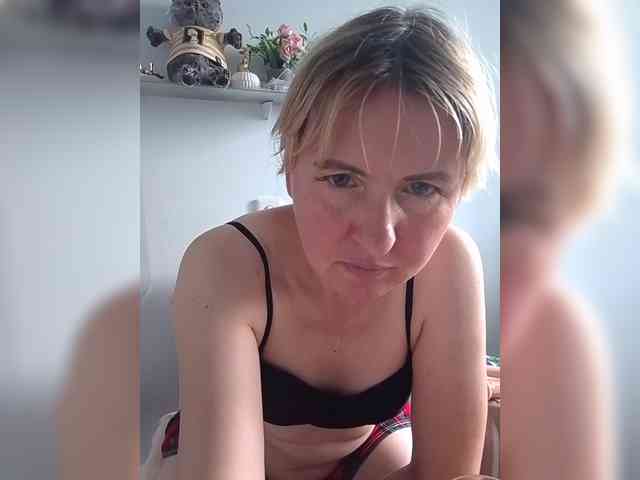 Lady_in_Red webcam