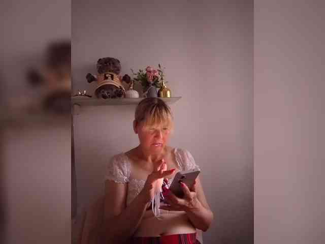 Lady_in_Red webcam