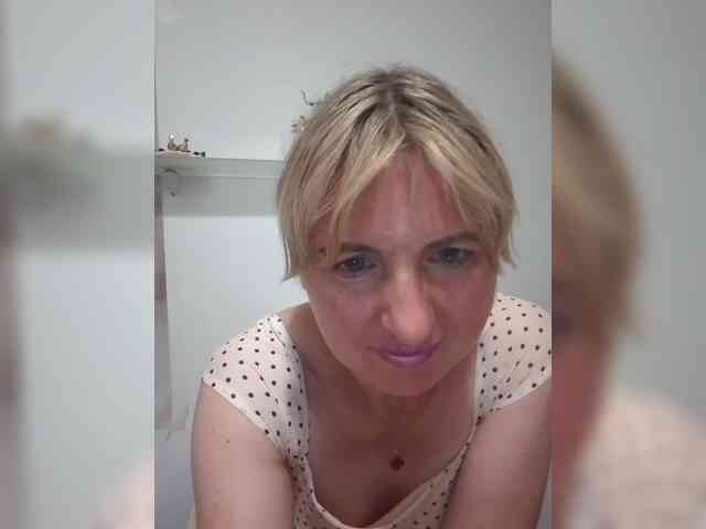 Lady_in_Red webcam