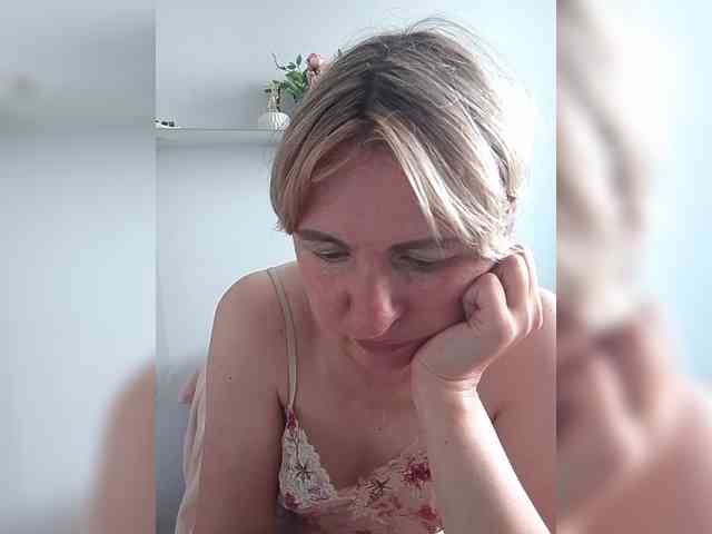 Lady_in_Red webcam