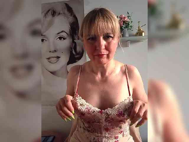 Lady_in_Red webcam
