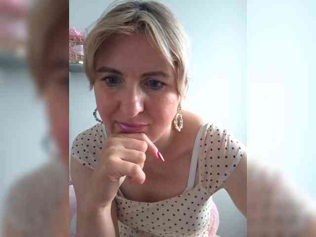 Lady_in_Red webcam