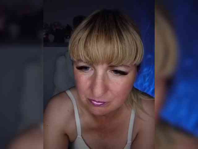 Lady_in_Red webcam
