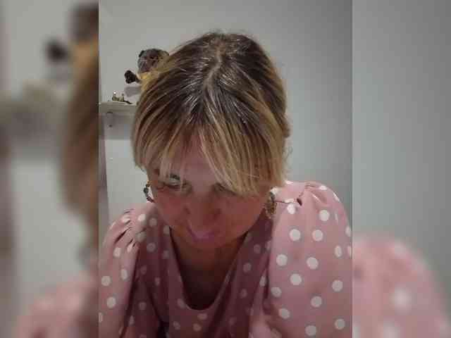 Lady_in_Red webcam