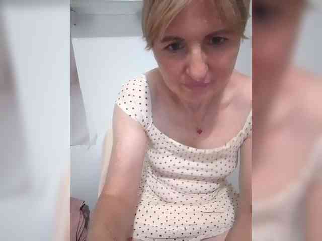 Lady_in_Red webcam