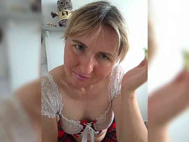 Lady_in_Red webcam