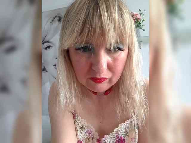 Lady_in_Red webcam