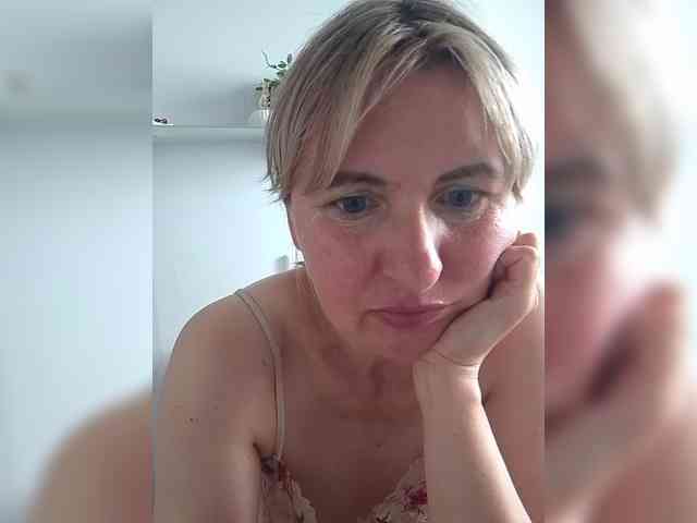 Lady_in_Red webcam
