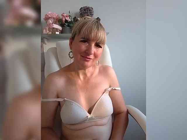 Lady_in_Red webcam
