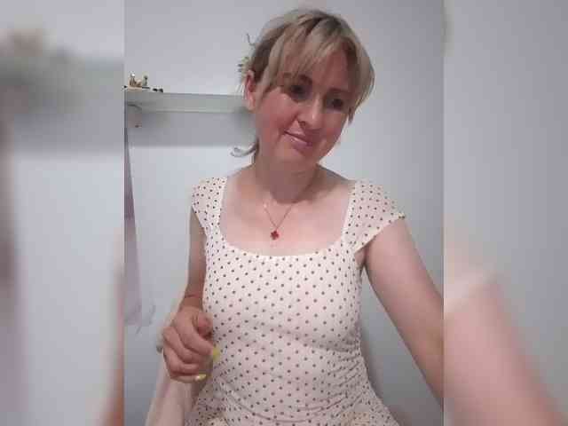 Lady_in_Red webcam