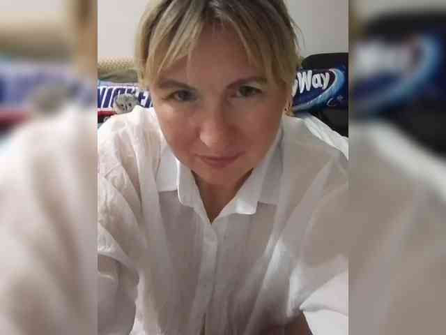 Lady_in_Red webcam