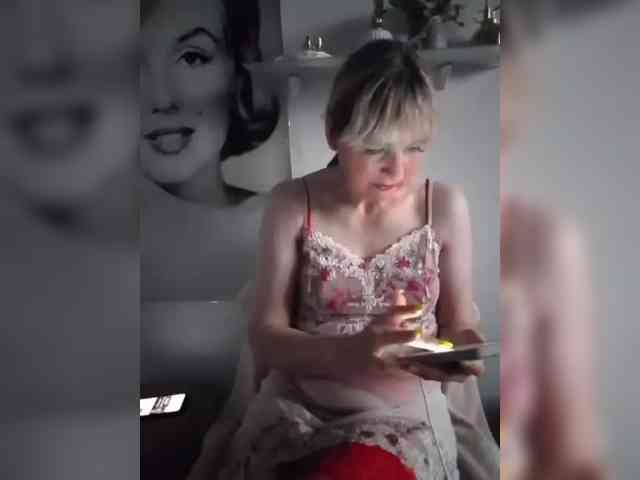 Lady_in_Red webcam