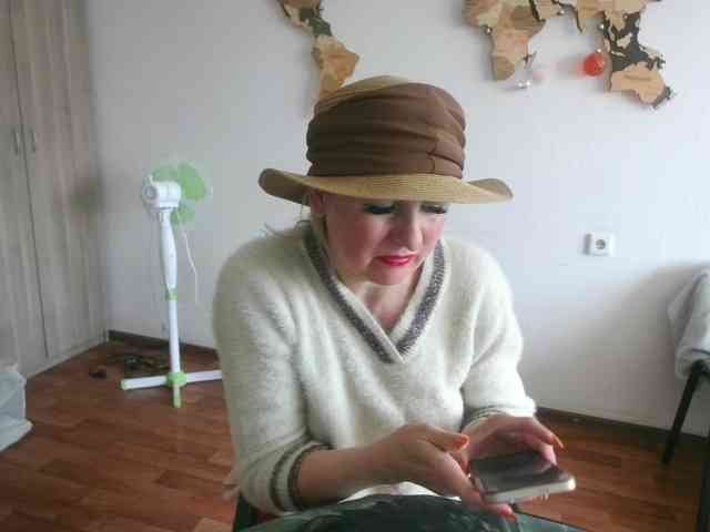 Lady_in_Red webcam