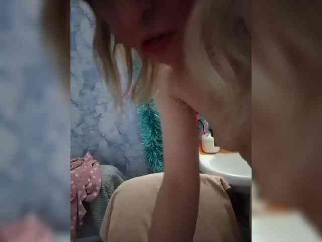 Lady_in_Red webcam