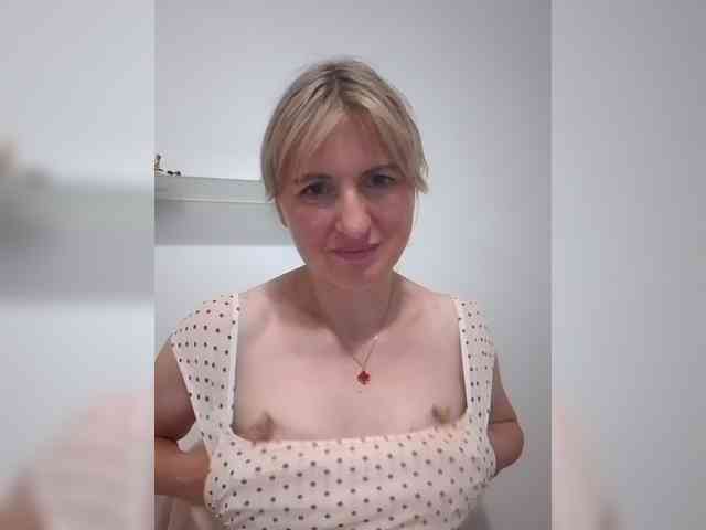 Lady_in_Red webcam