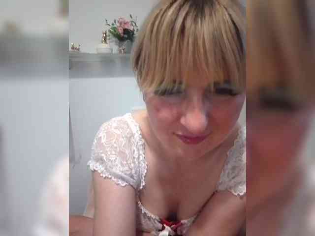 Lady_in_Red webcam