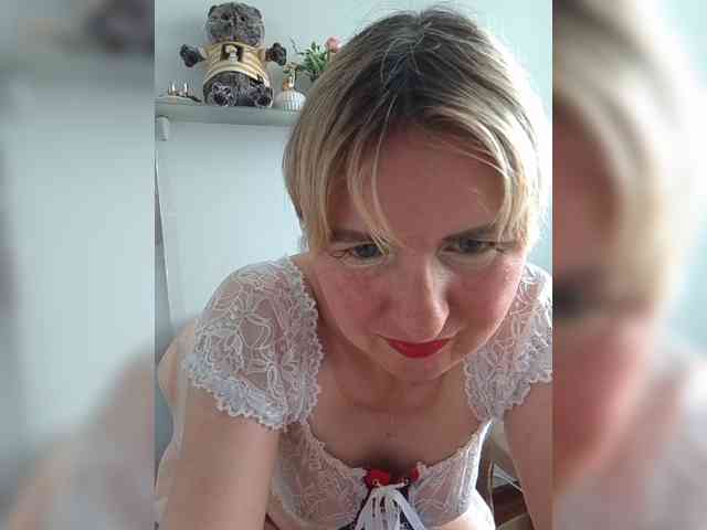 Lady_in_Red webcam