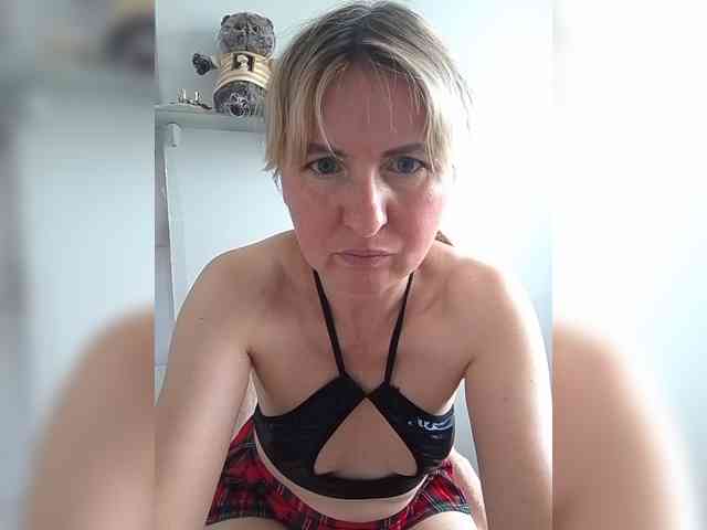 Lady_in_Red webcam
