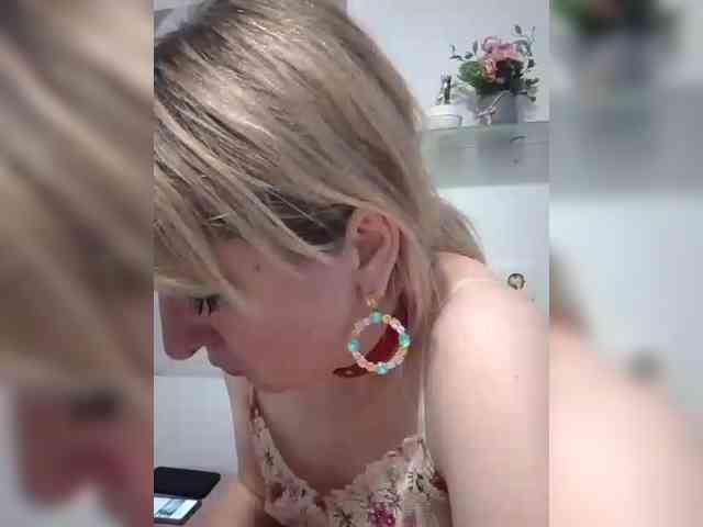 Lady_in_Red webcam