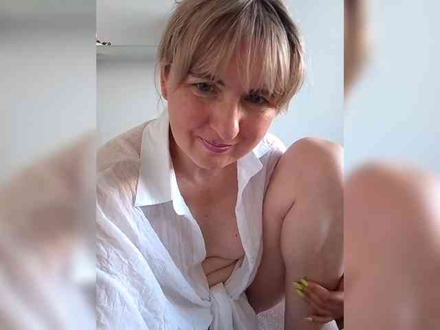 Lady_in_red's cam show statistics and live stream