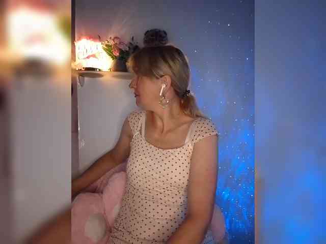 Lady_in_Red webcam
