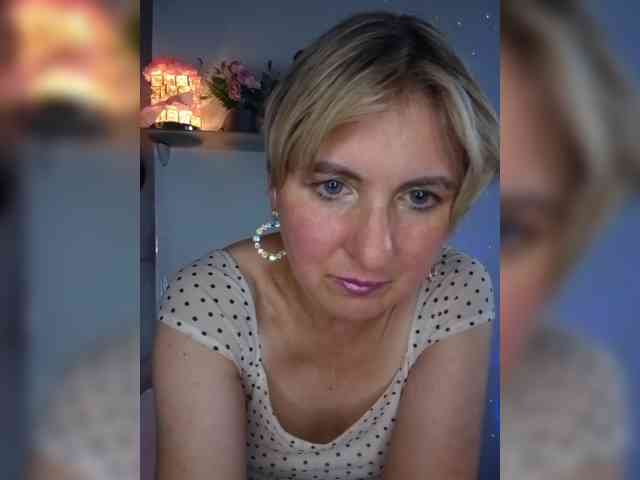 Lady_in_Red webcam