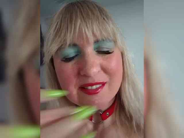 Lady_in_Red webcam