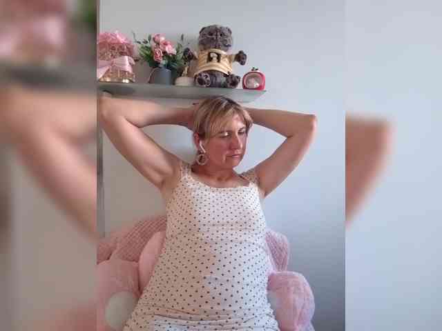 Lady_in_Red webcam
