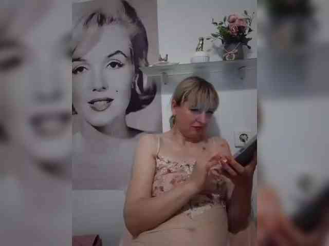 Lady_in_Red webcam