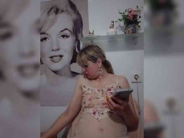 Lady_in_Red webcam