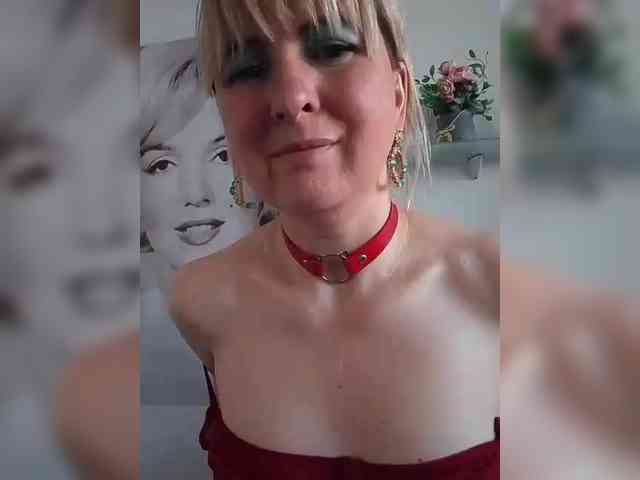Lady_in_Red webcam