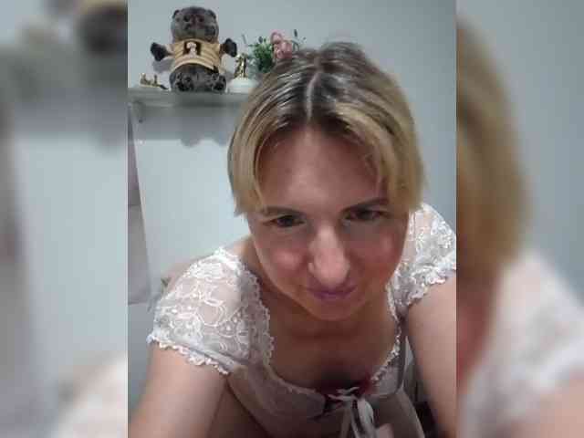 Lady_in_Red webcam