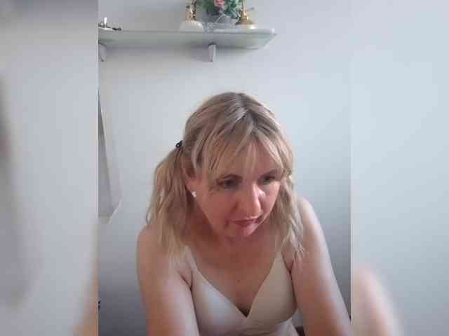 Lady_in_Red webcam