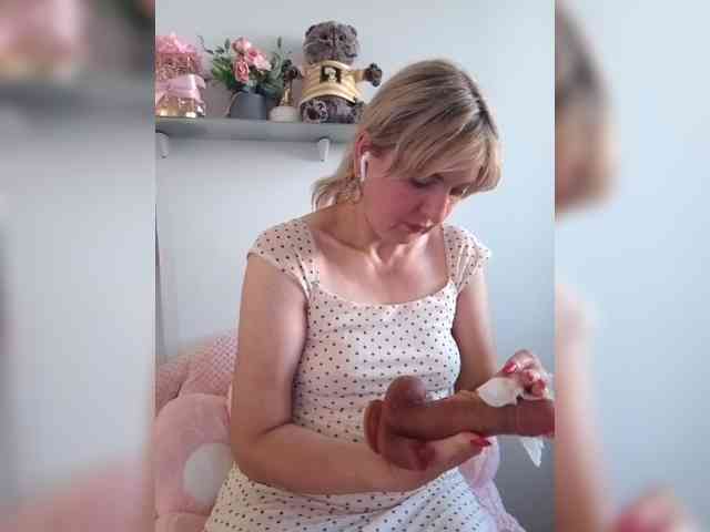 Lady_in_Red webcam