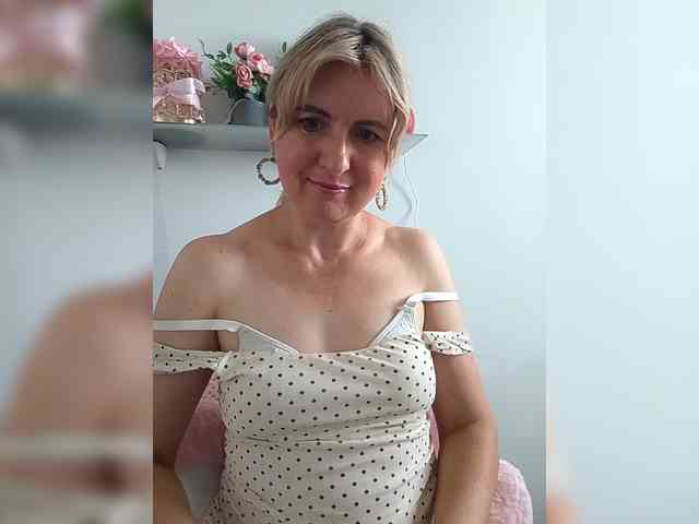 Lady_in_Red webcam