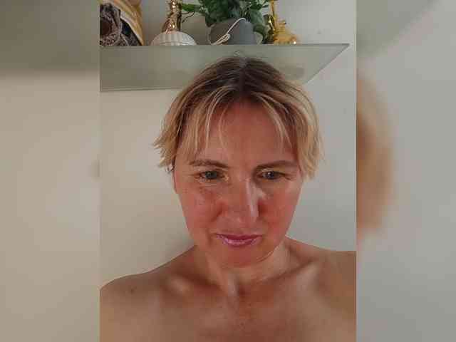 Lady_in_Red webcam
