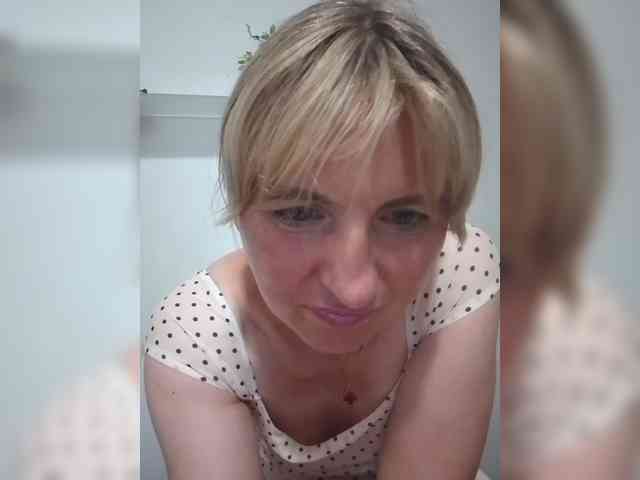 Lady_in_Red webcam
